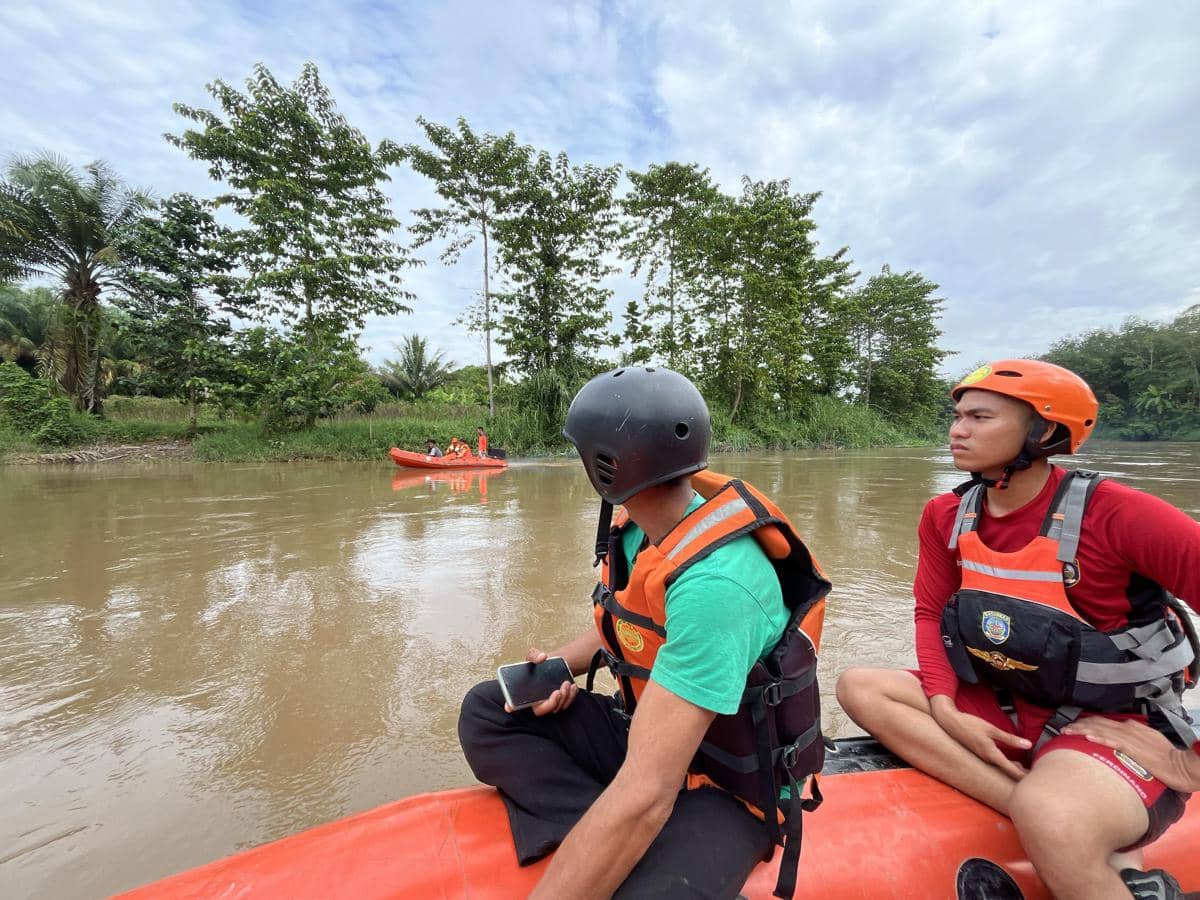 Tim SAR gabungan melakukan pencarian bocah 7 tahun yang tenggelam di Sungai Komering. (Dok. Basarnas Palembang)