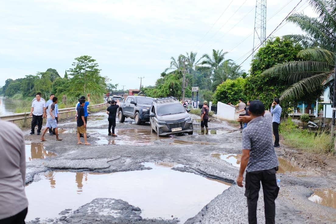 Gubernur Sumsel Herman Deru dan Bupati Muba Toha Tohet meninjau jalan rusak Sekayu-Lubuk Linggau.