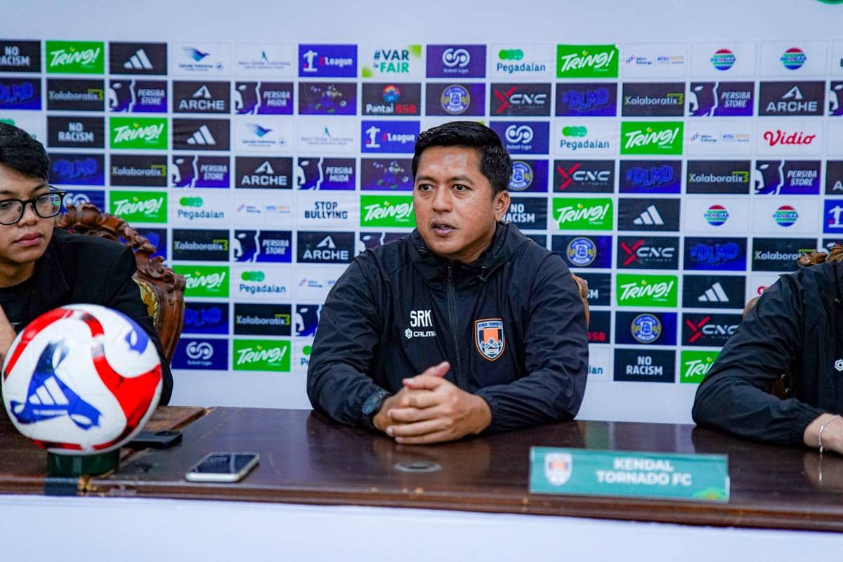 Pelatih kepala Kendal Tornado FC, Stefan Keeltjes dalam sesi jumpa pers sebelum laga Pegadaian Championship 2025/2026. (Dok. KTFC)