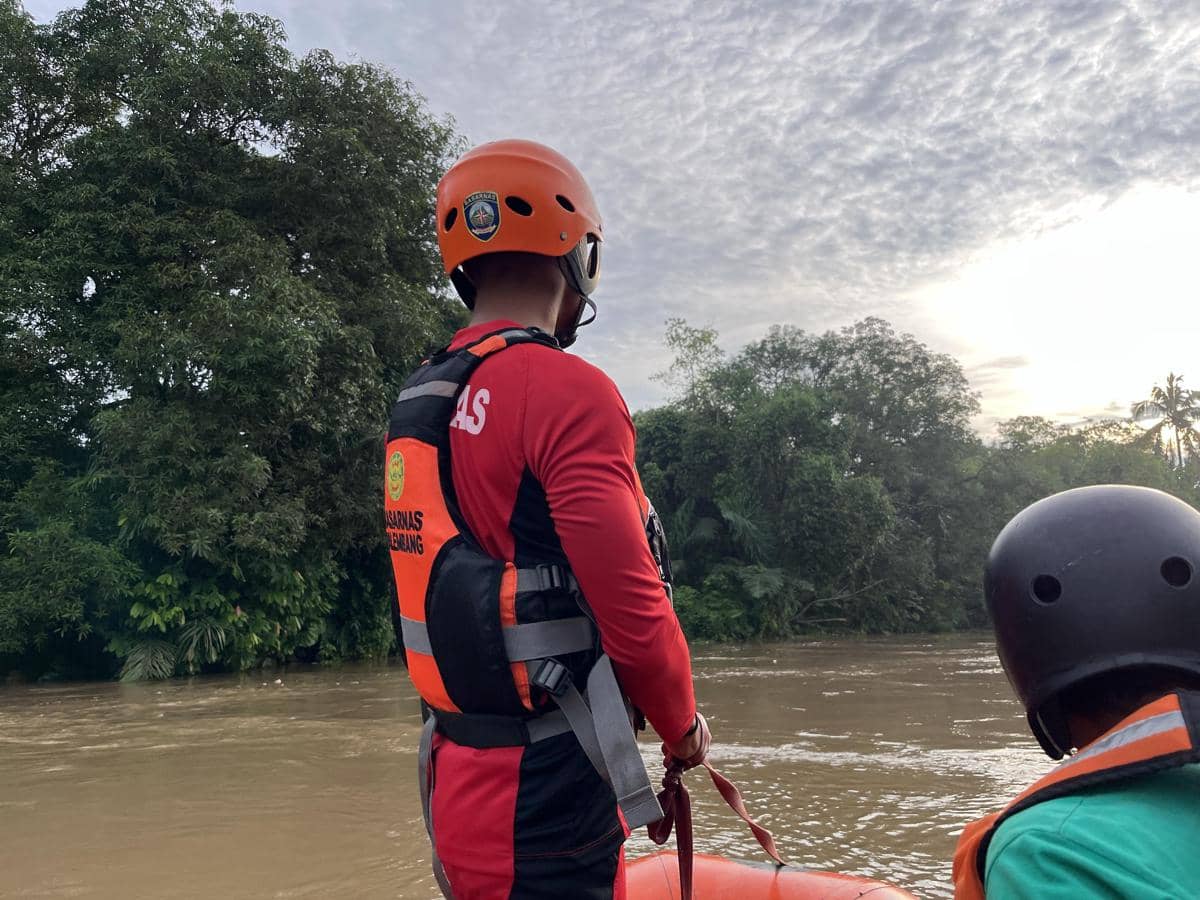 Tim SAR gabungan melakukan pencarian bocah 7 tahun yang tenggelam di Sungai Komering. (Dok. Basarnas Palembang)