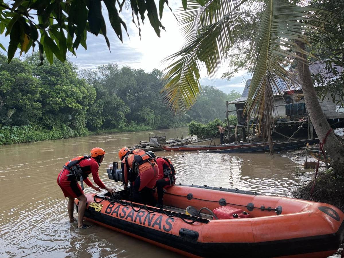 Tim SAR gabungan melakukan pencarian bocah 7 tahun yang tenggelam di Sungai Komering. (Dok. Basarnas Palembang)