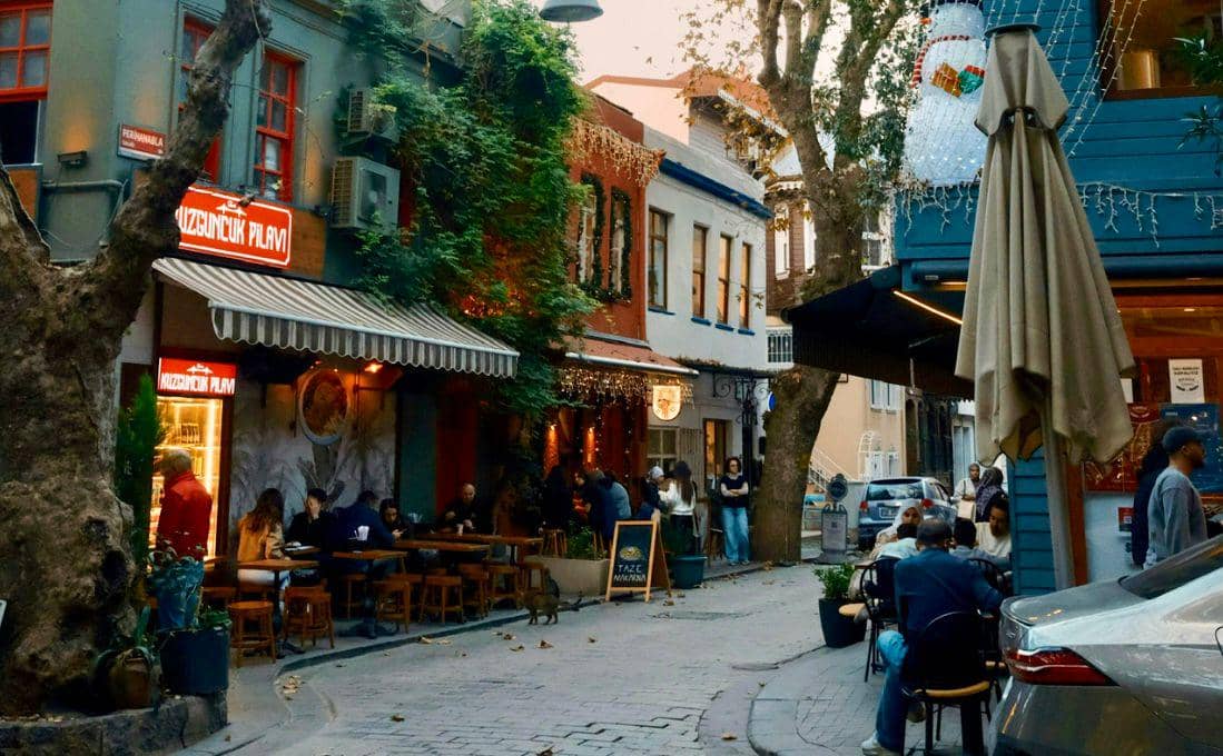 ilustrasi puisi di sudut bistro tua