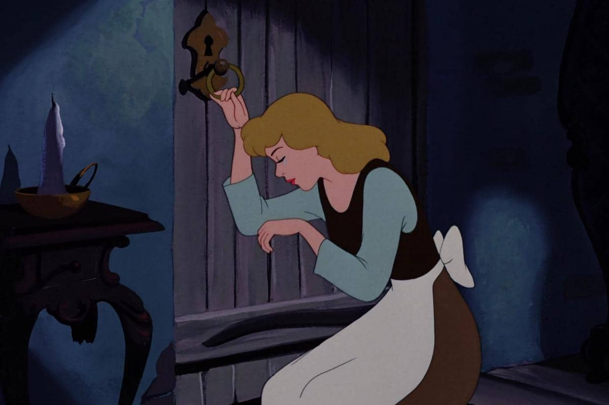 Cinderella menerima banyak perlakuan tidak adil dari ibu tirinya