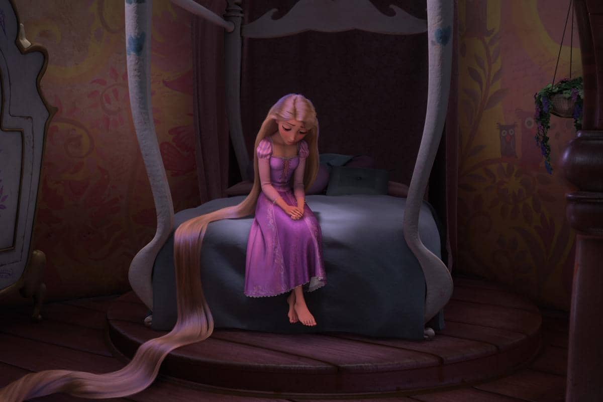 Rapunzel dikurung di menara sejak kecil oleh Mother Gothel yang berpura-pura menjadi ibu aslinya