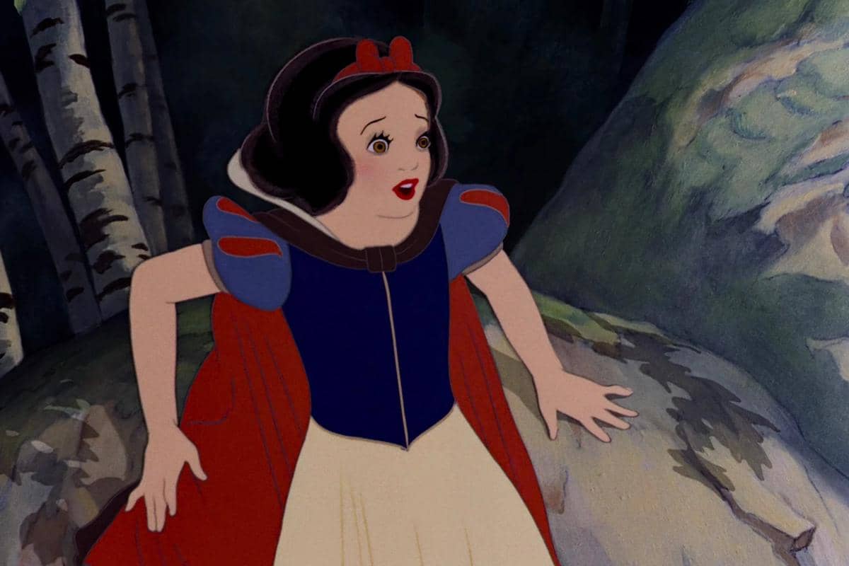 Snow White harus hidup menjadi pelayan istana dan berniat dibunuh oleh suruhan Evil Queen, sang ibu tiri