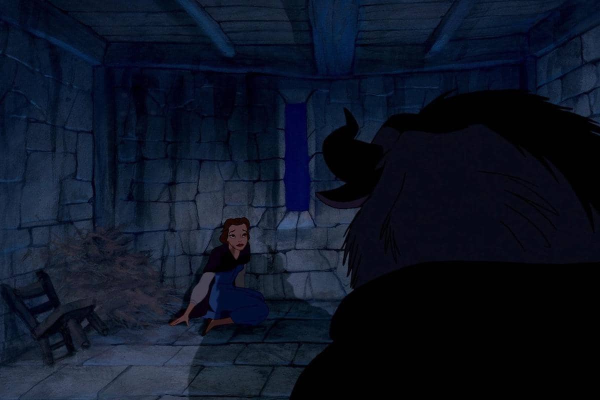 Belle harus berpisah dari sang ayah dan menggantikan orang tersayangnya itu menjadi tawanan di kastil menyeramkan