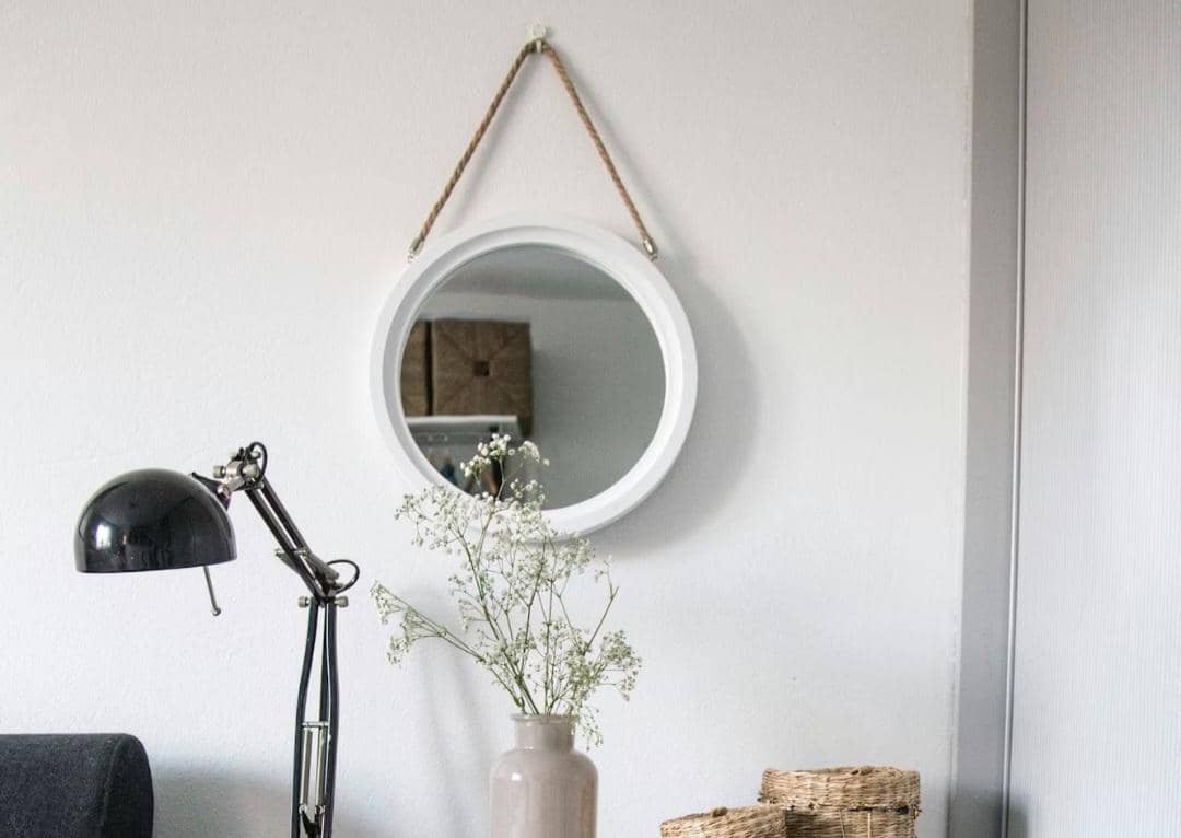 ilustrasi cermin gantung