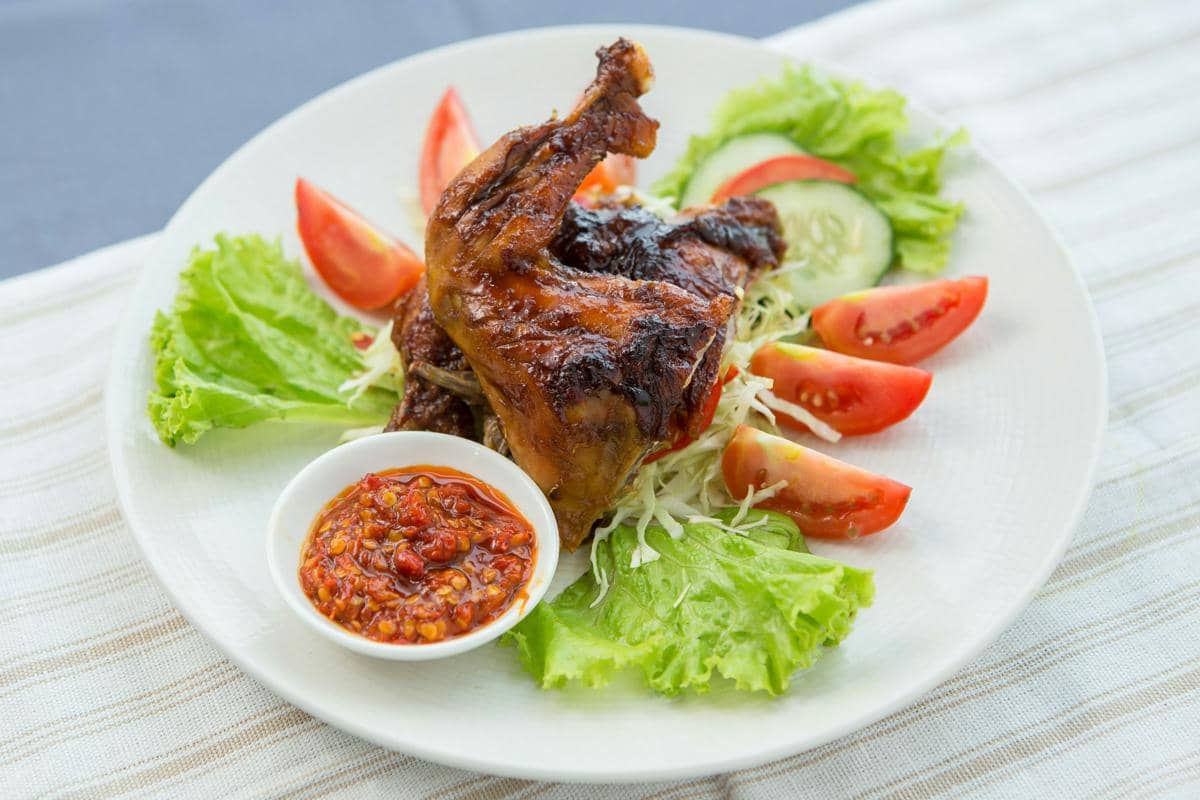 ilustrasi ayam bakar madu dengan sambal