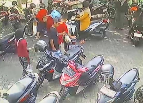 Seorang pria berbaju merah nekat menyamar sebagai kuli panggul demi membawa kabur satu karung beras di pasar besar Ngawi. IDN Times/Istimewa.