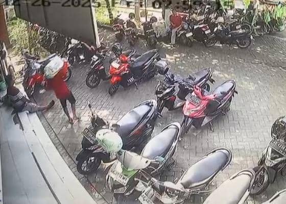 Seorang pria berbaju merah nekat menyamar sebagai kuli panggul demi membawa kabur satu karung beras di pasar besar Ngawi. IDN Times/Istimewa.