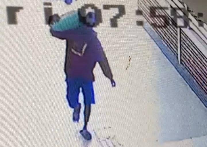 Seorang pria berbaju merah nekat menyamar sebagai kuli panggul demi membawa kabur satu karung beras di pasar besar Ngawi. IDN Times/Istimewa.