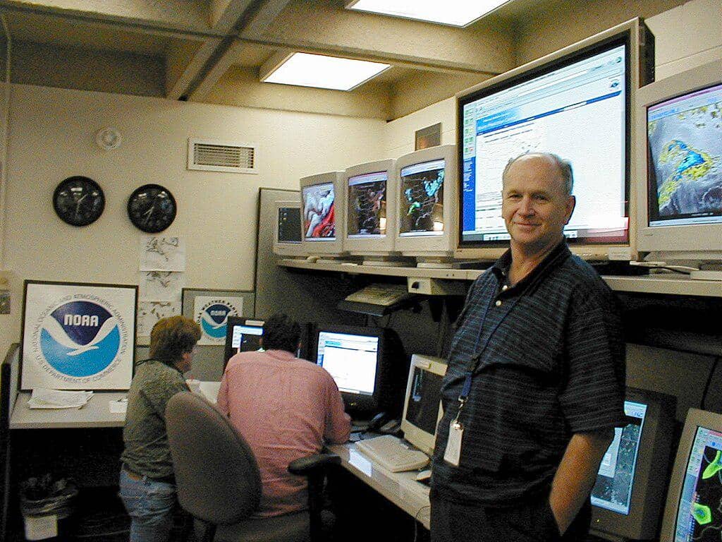 ilustrasi ilmuwan sedang mengamati perubahan suhu Bumi