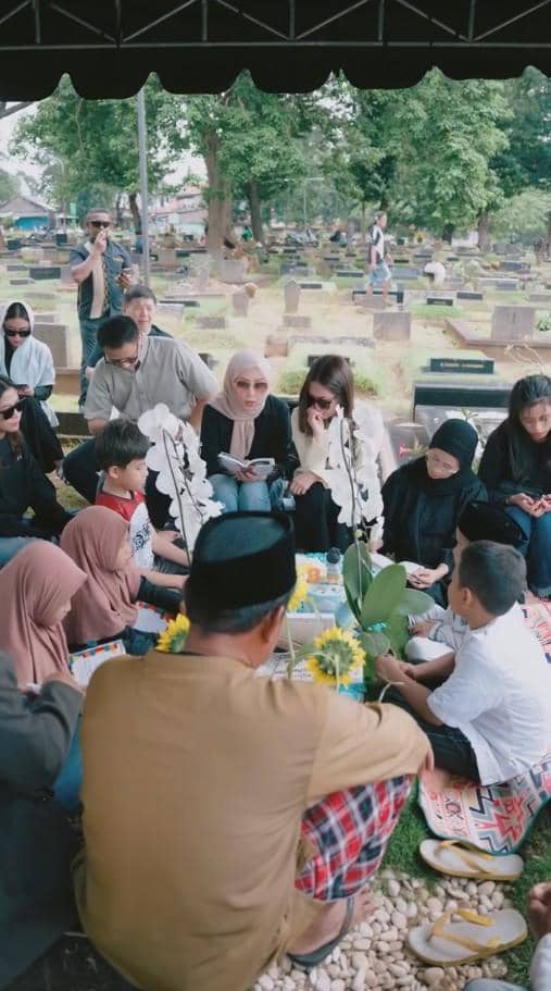 Tamara Tyasmara Rayakan Ulang Tahun Mendiang Dante di Makam (instagram.com/tamaratyasmara)