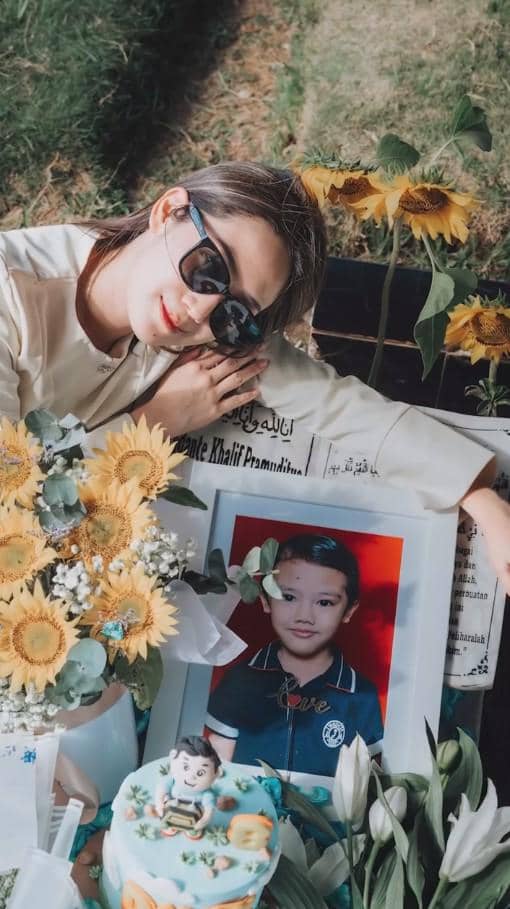 Tamara Tyasmara Rayakan Ulang Tahun Mendiang Dante di Makam (instagram.com/tamaratyasmara)