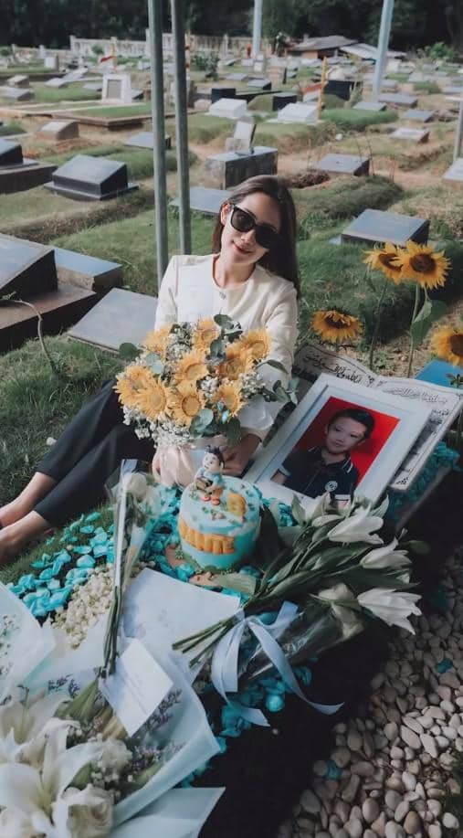 Tamara Tyasmara Rayakan Ulang Tahun Mendiang Dante di Makam (instagram.com/tamaratyasmara)