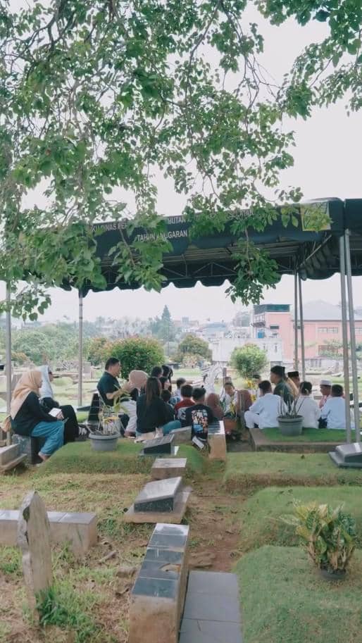 Tamara Tyasmara Rayakan Ulang Tahun Mendiang Dante di Makam (instagram.com/tamaratyasmara)