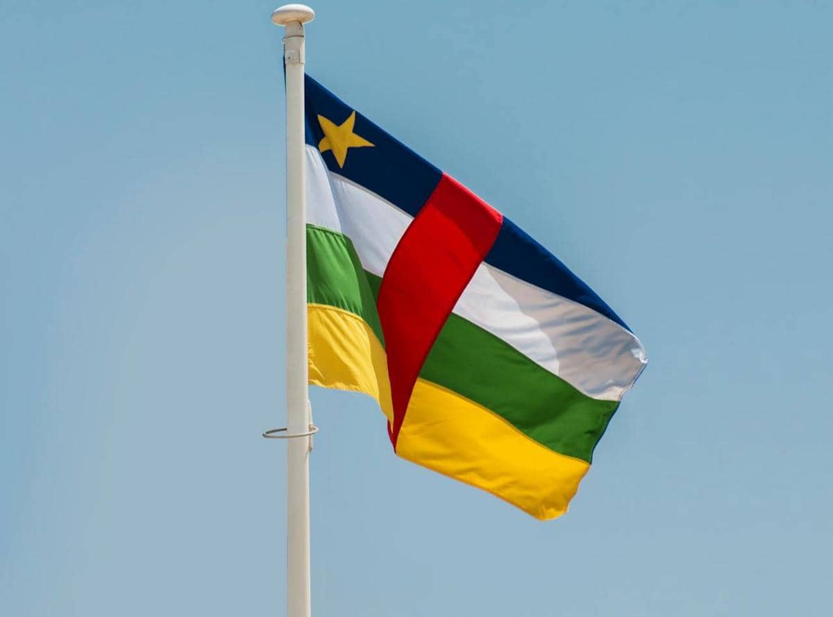 Bendera Republik Afrika Tengah sedang berkibar.