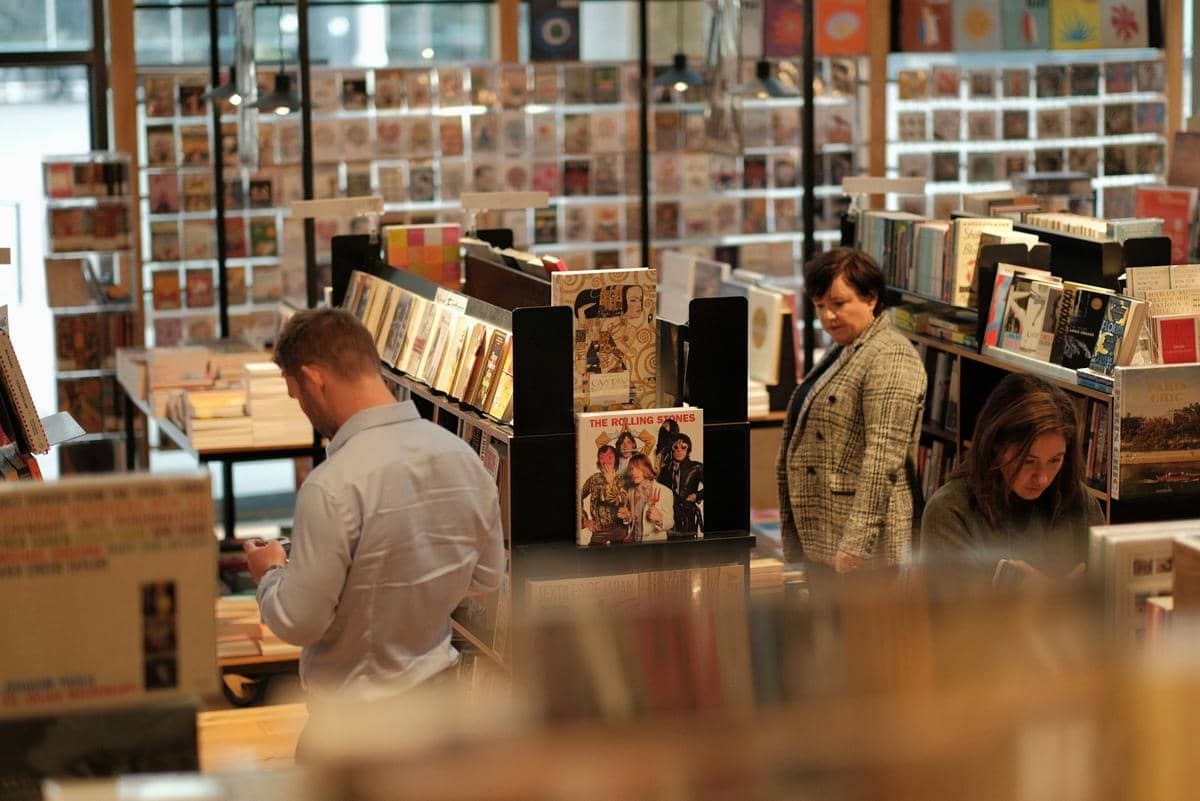 ilustrasi membeli buku