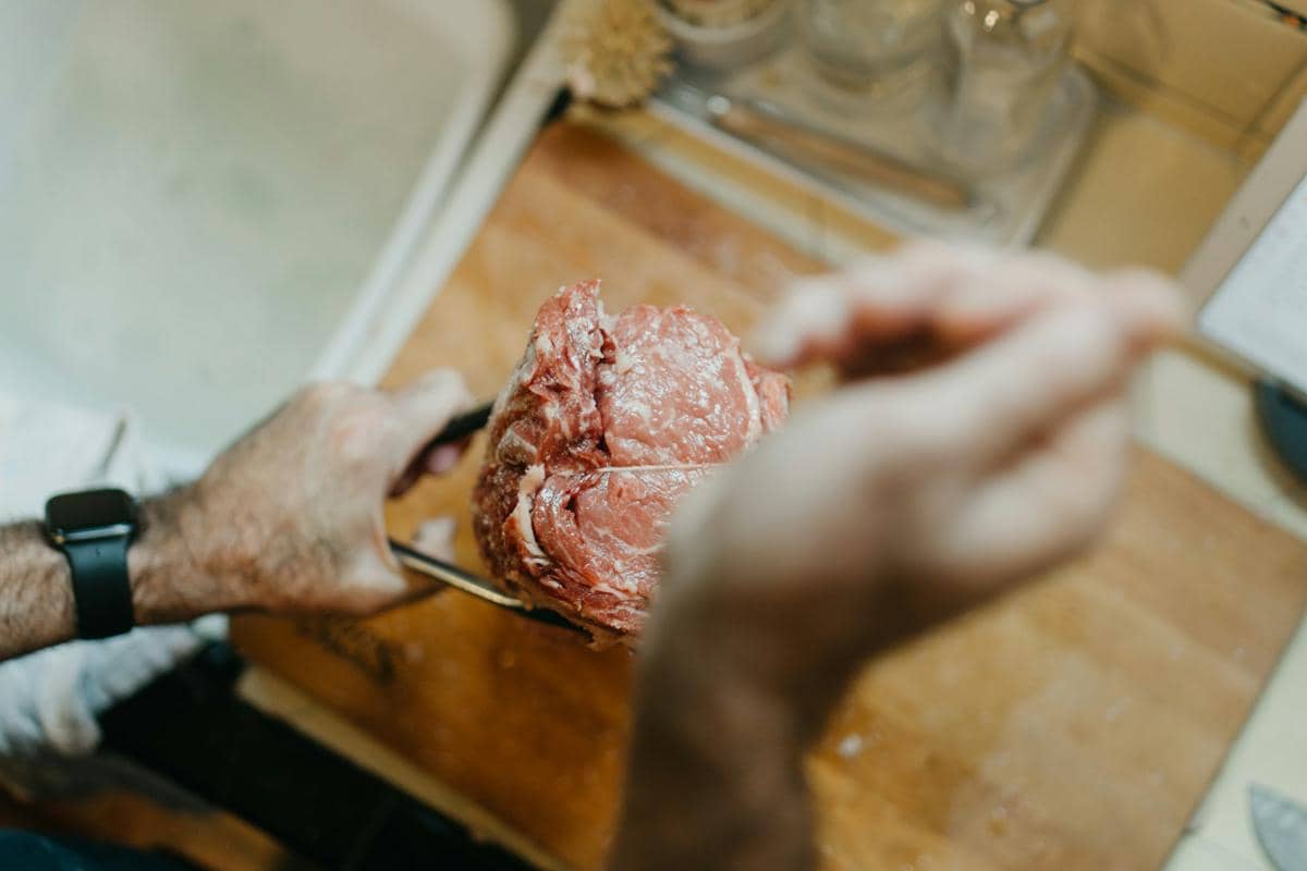 ilustrasi menggiling daging