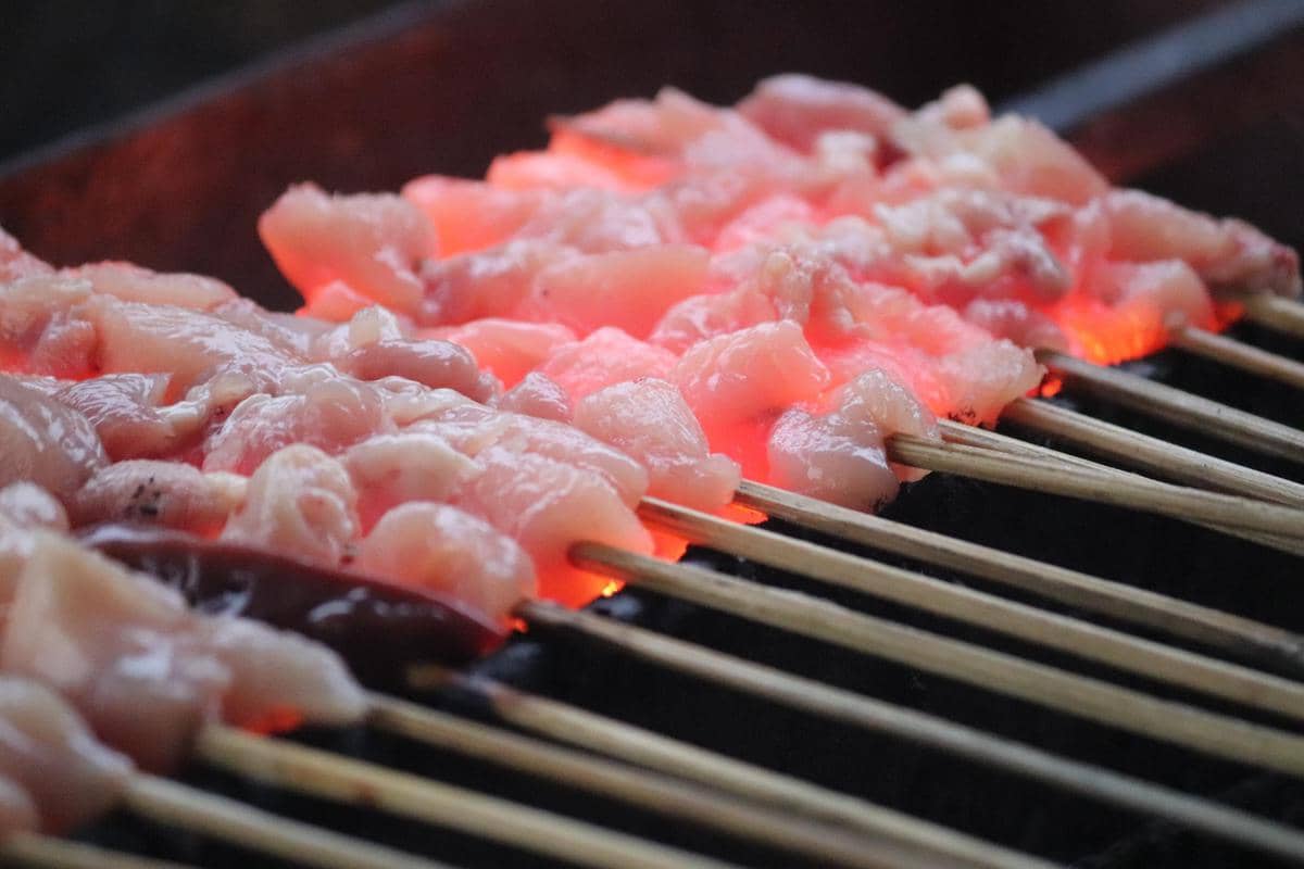 Membakar sate taichan