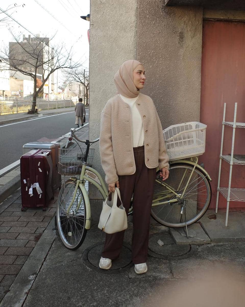 ide mix and match knitwear outfit ala Dwi Handa 