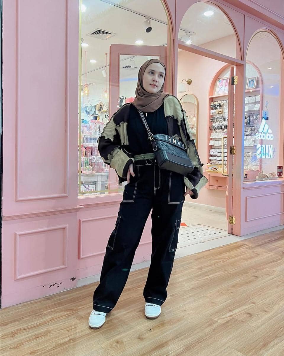 ide mix and match knitwear outfit ala Dwi Handa