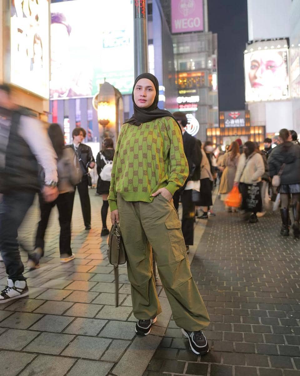 ide mix and match knitwear outfit ala Dwi Handa 