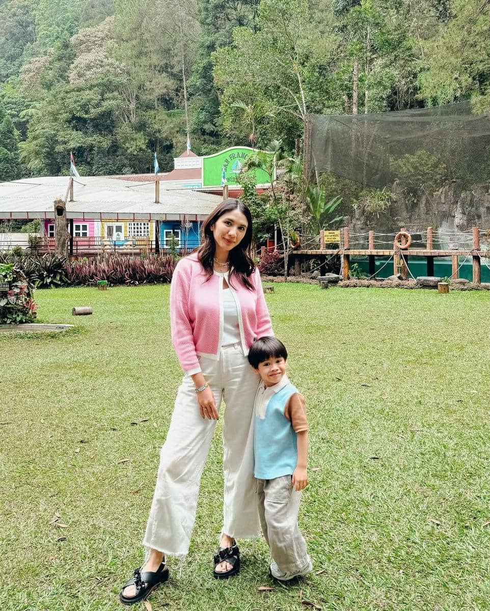 OOTD ibu dan anak ala Acha Sinaga 