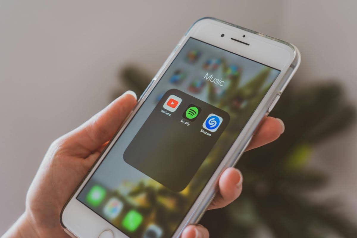 ilustrasi aplikasi Youtube Music dan Spotify 