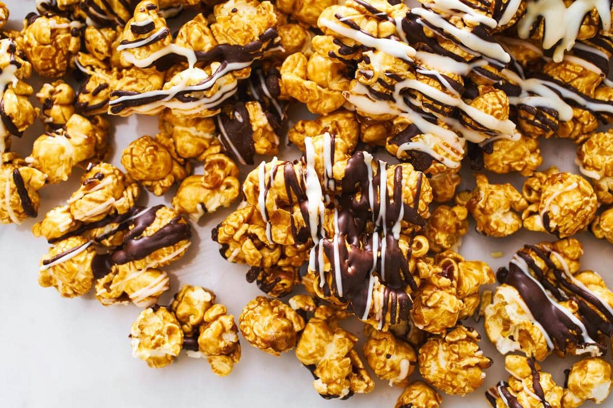 ilustrasi popcorn chocolate caramel 
