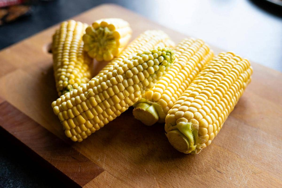 ilustrasi jagung yang sudah dibersihkan dan dibelah menjadi dua bagian