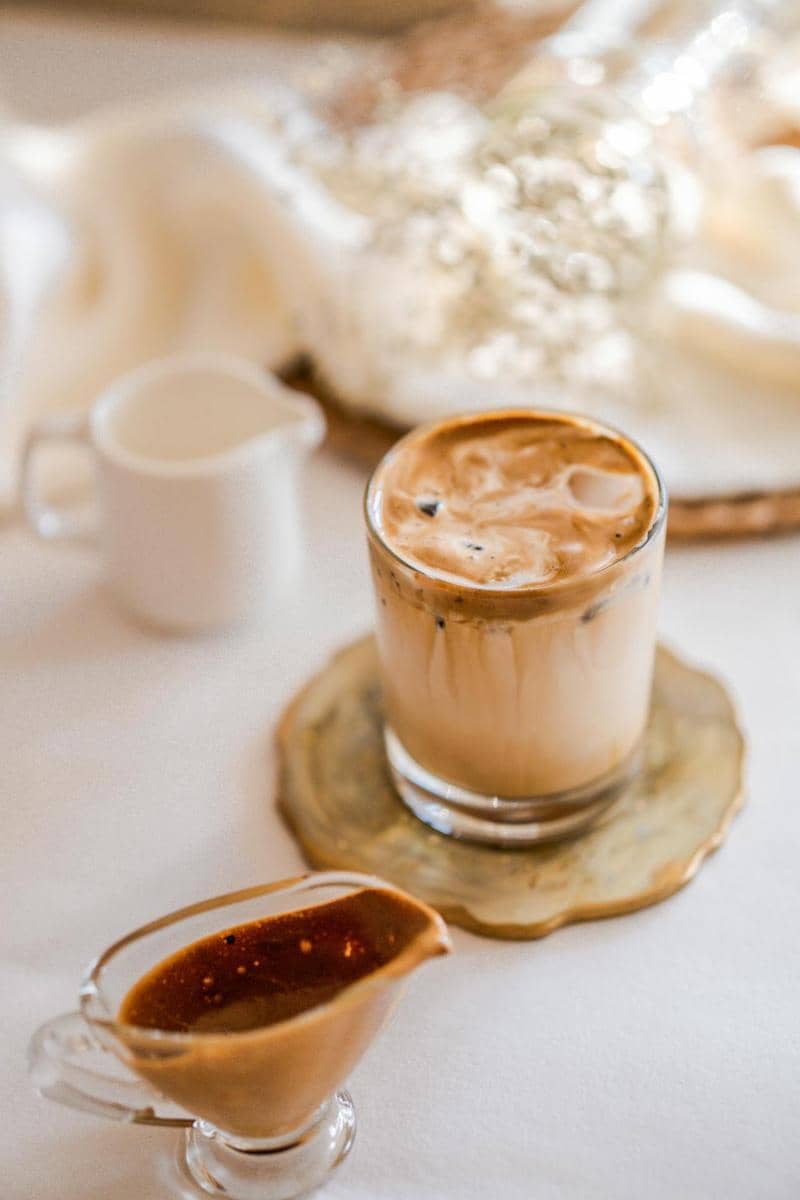 ilustrasi es kopi susu aren