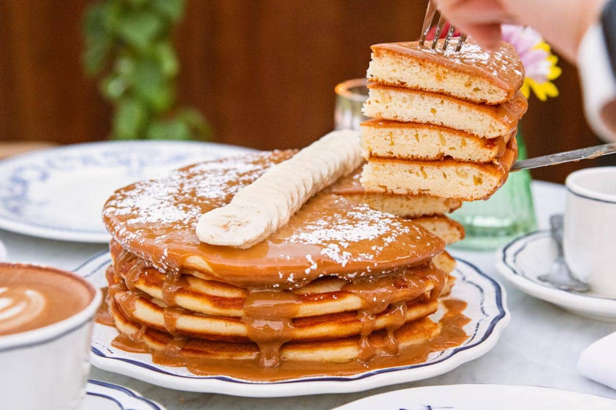 ilustrasi pancake pisang karamel