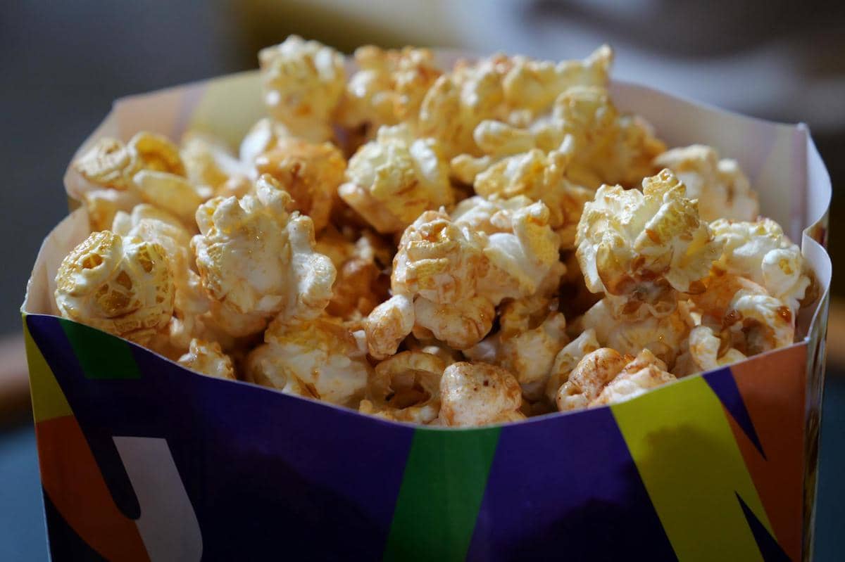 ilustrasi popcorn dalam wadah