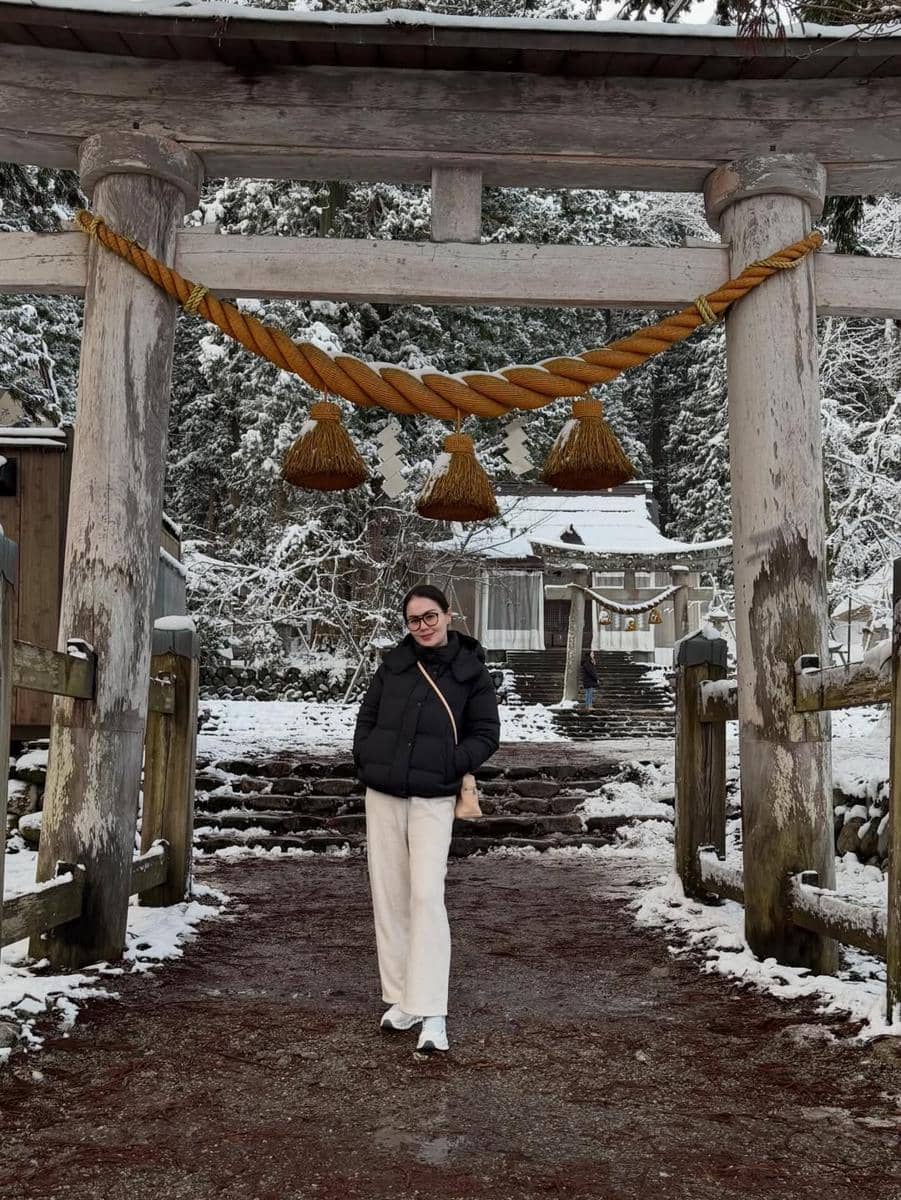 Keluarga Jennifer Dunn jalan-jalan di Desa Shirakawa Go.