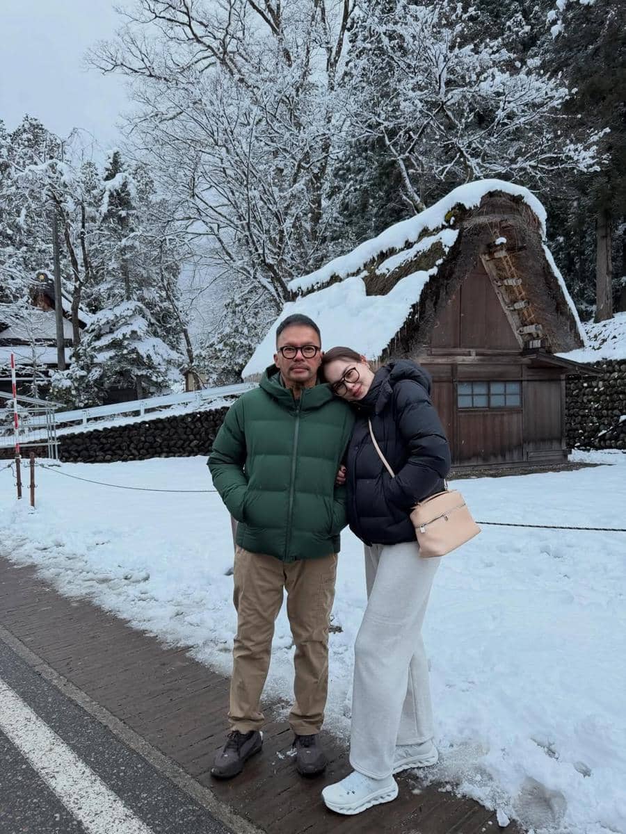 Keluarga Jennifer Dunn jalan-jalan di Desa Shirakawa Go.