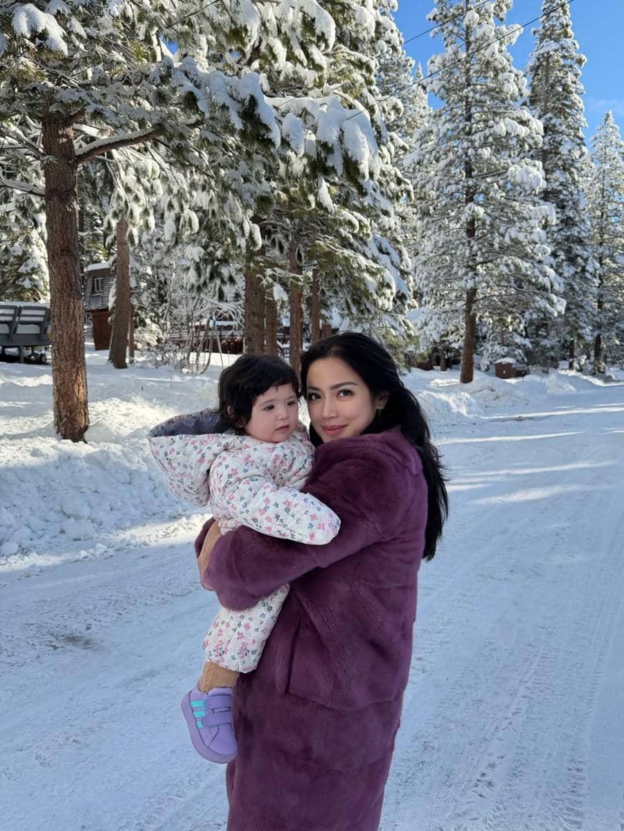 Hagia anak Jessica Iskandar pertama kali ke tempat bersalju.