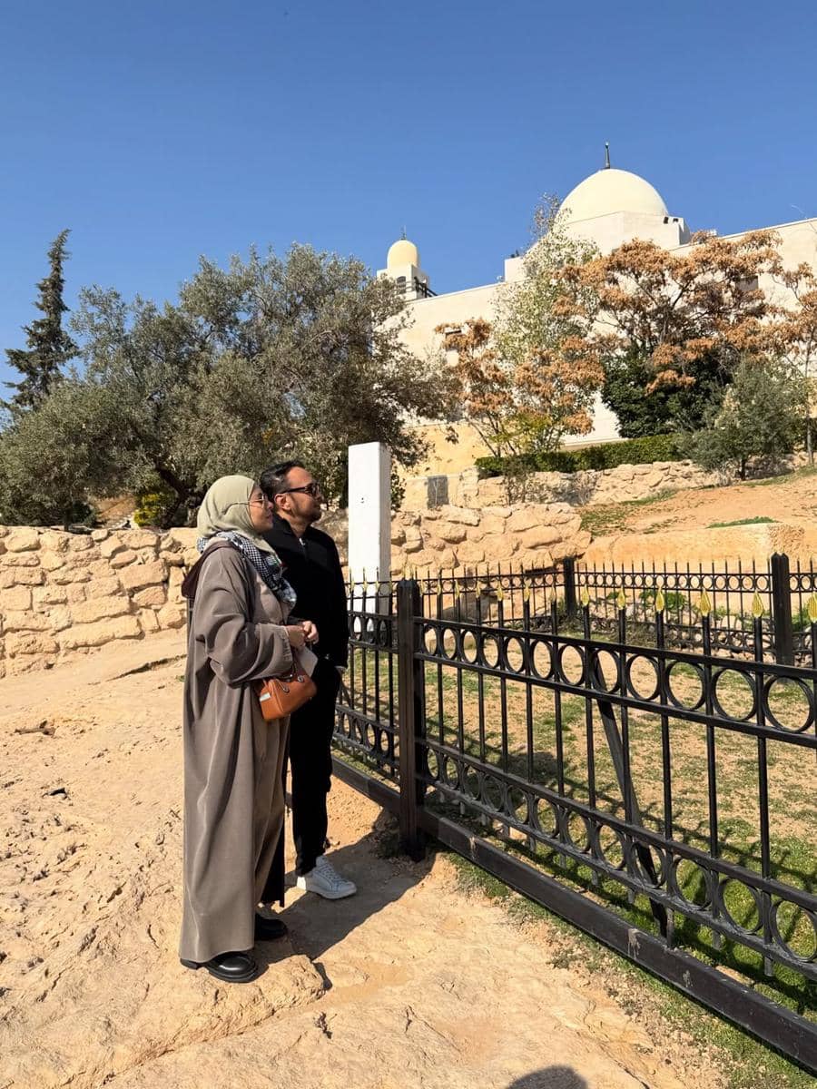 Keluarga Meisya Siregar mengunjungi Goa Ashabul Kahfi.