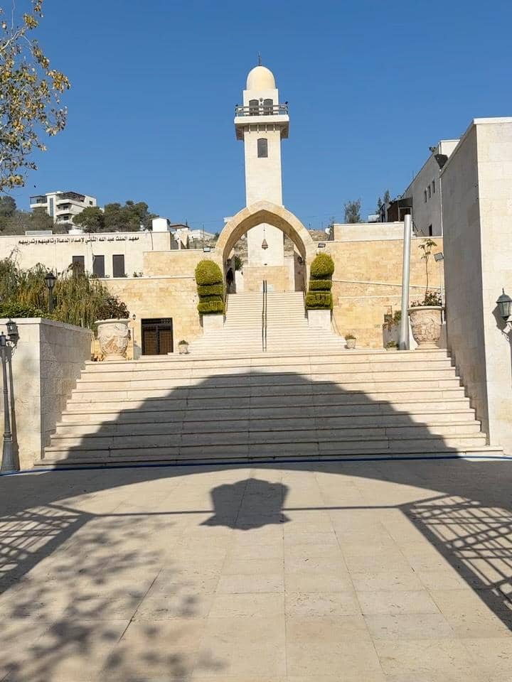 Keluarga Meisya Siregar mengunjungi Goa Ashabul Kahfi.