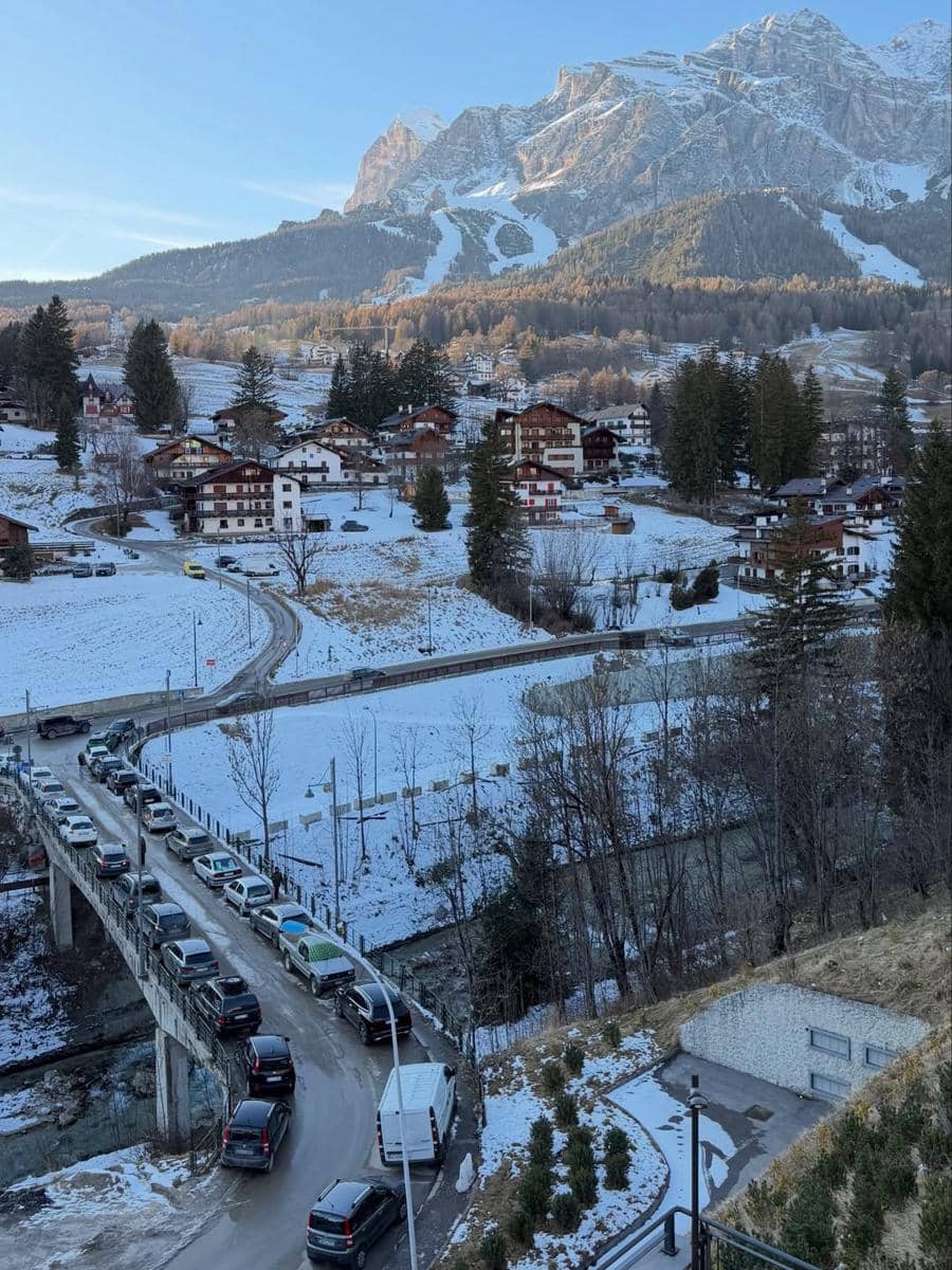 Nita Gunawan jalan-jalan di Kota Cortina d'Ampezzo.