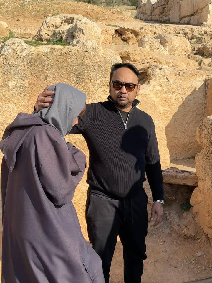 Keluarga Meisya Siregar mengunjungi Goa Ashabul Kahfi.