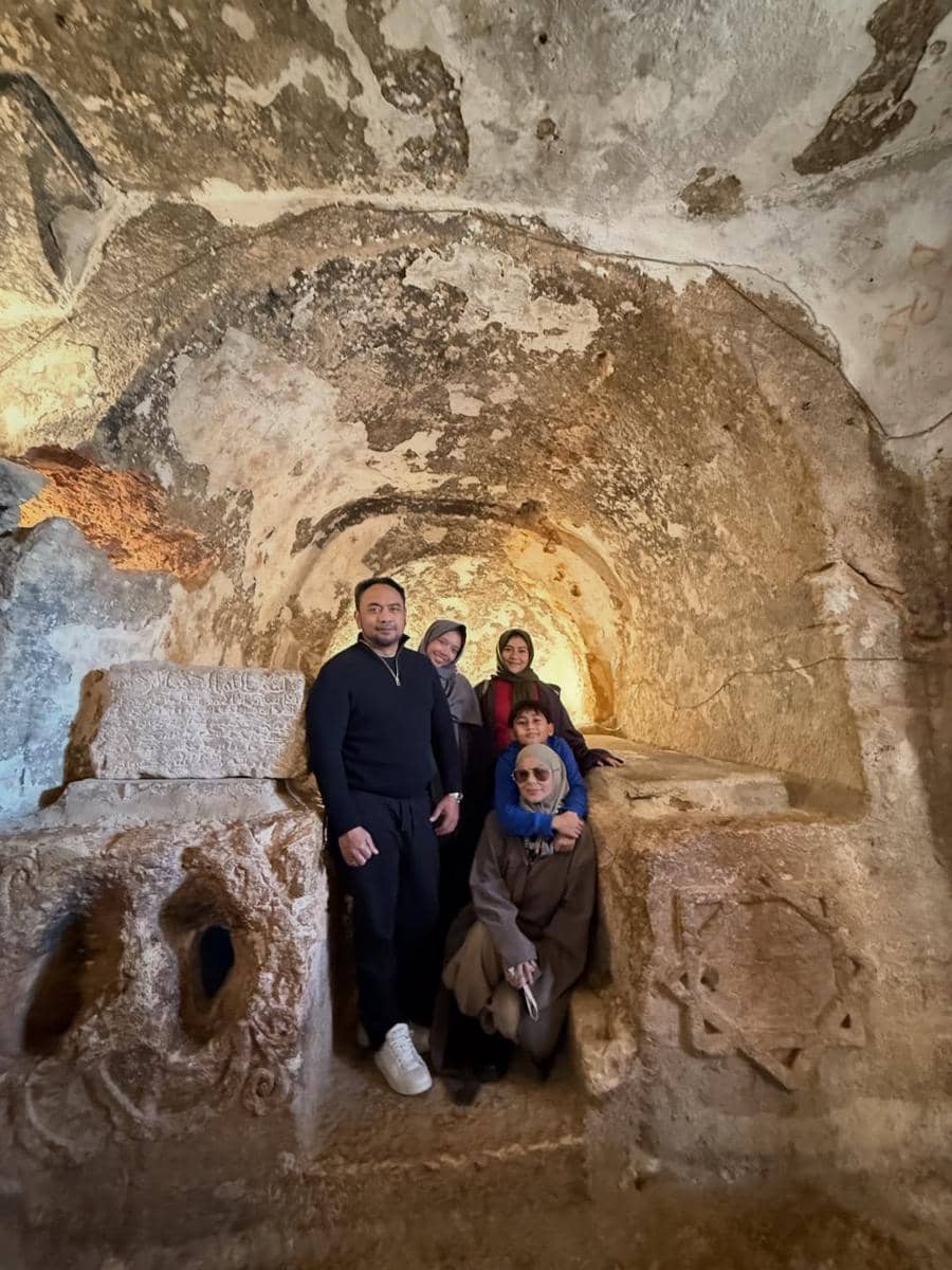 Keluarga Meisya Siregar mengunjungi Goa Ashabul Kahfi.