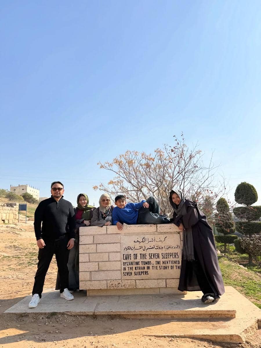 Keluarga Meisya Siregar mengunjungi Goa Ashabul Kahfi.