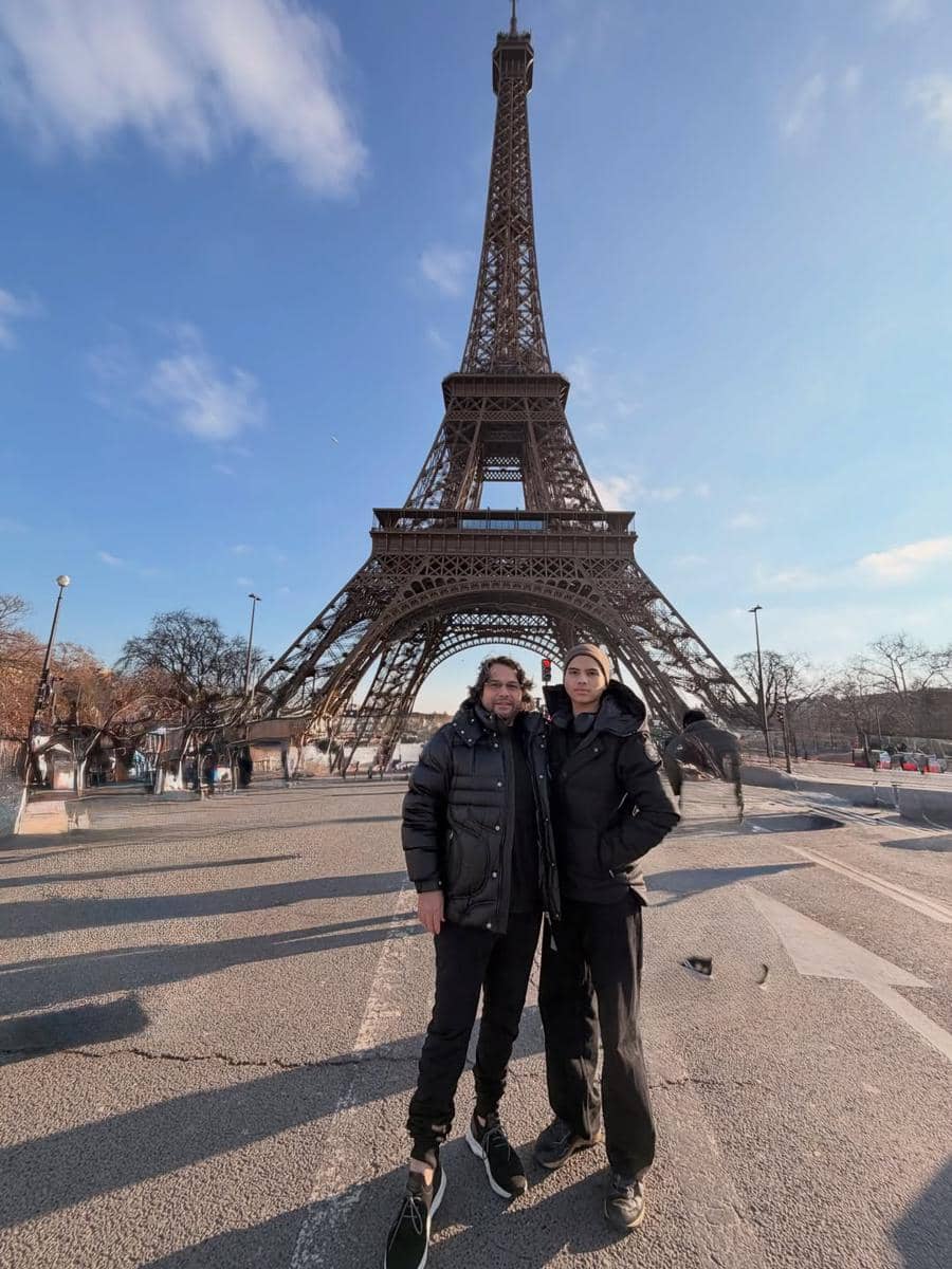 Keluarga Cut Keke jalan-jalan di Paris.