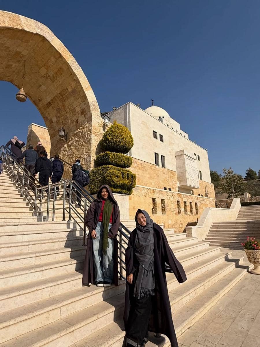 Keluarga Meisya Siregar mengunjungi Goa Ashabul Kahfi.