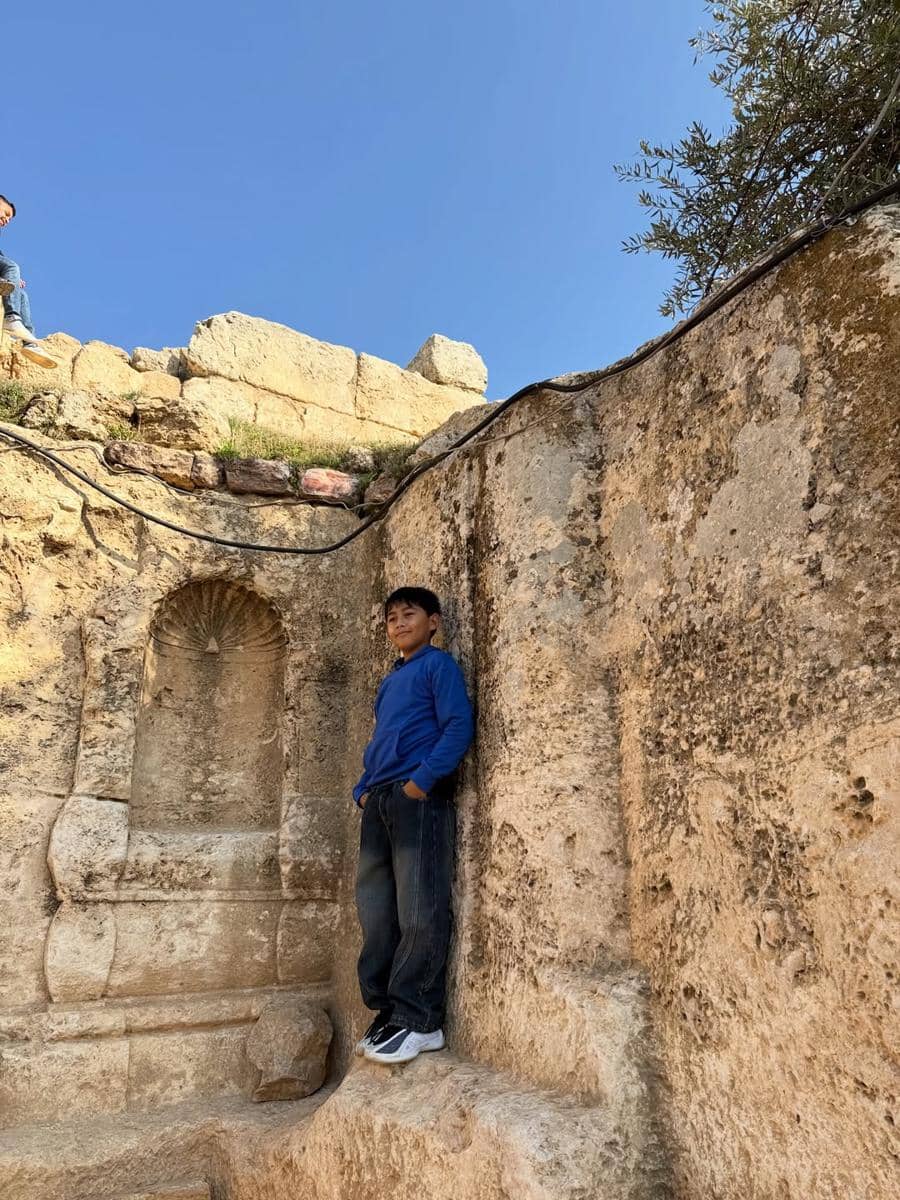 Keluarga Meisya Siregar mengunjungi Goa Ashabul Kahfi.