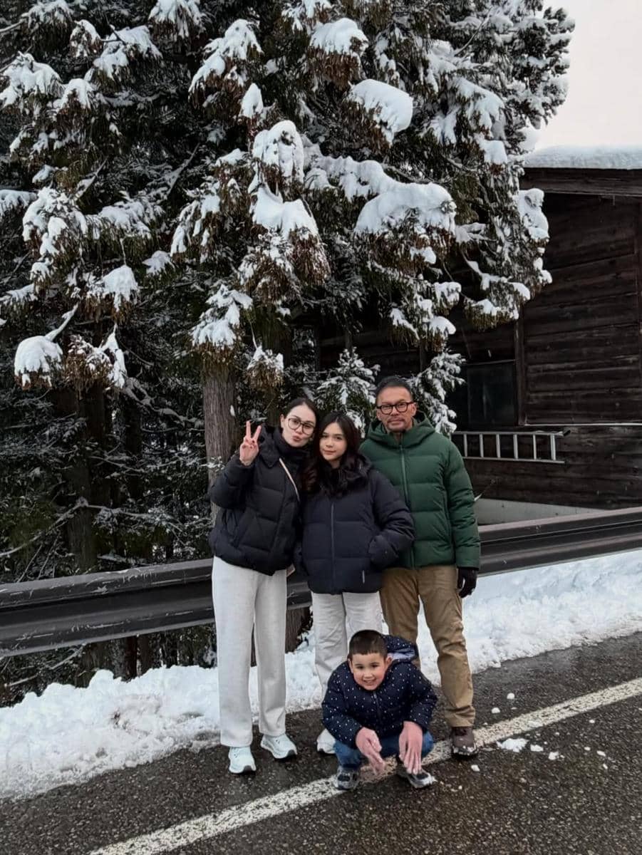 Keluarga Jennifer Dunn jalan-jalan di Desa Shirakawa Go.