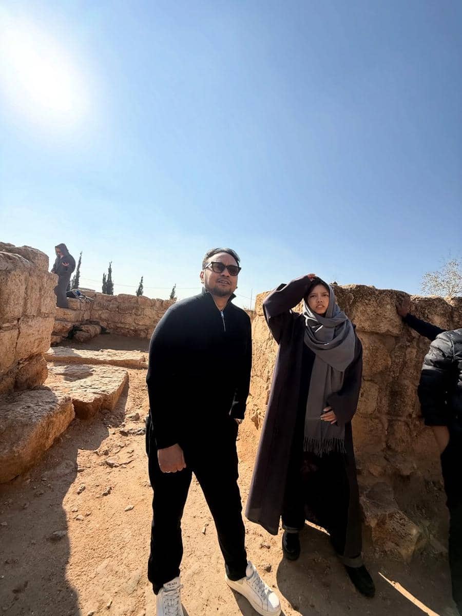 Keluarga Meisya Siregar mengunjungi Goa Ashabul Kahfi.