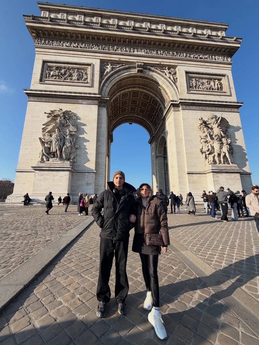 Keluarga Cut Keke jalan-jalan di Paris.