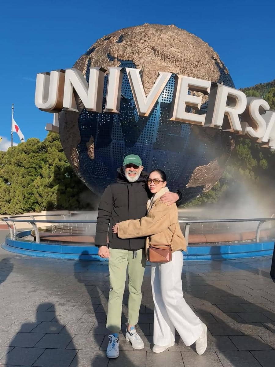 Keluarga Bunga Zainal ke Universal Studio Jepang.